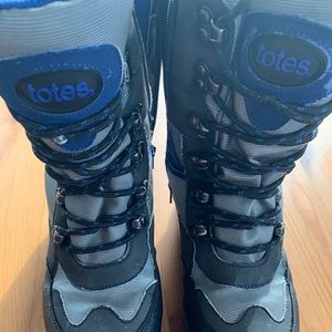 Boys size 4 boots. Worn but still good